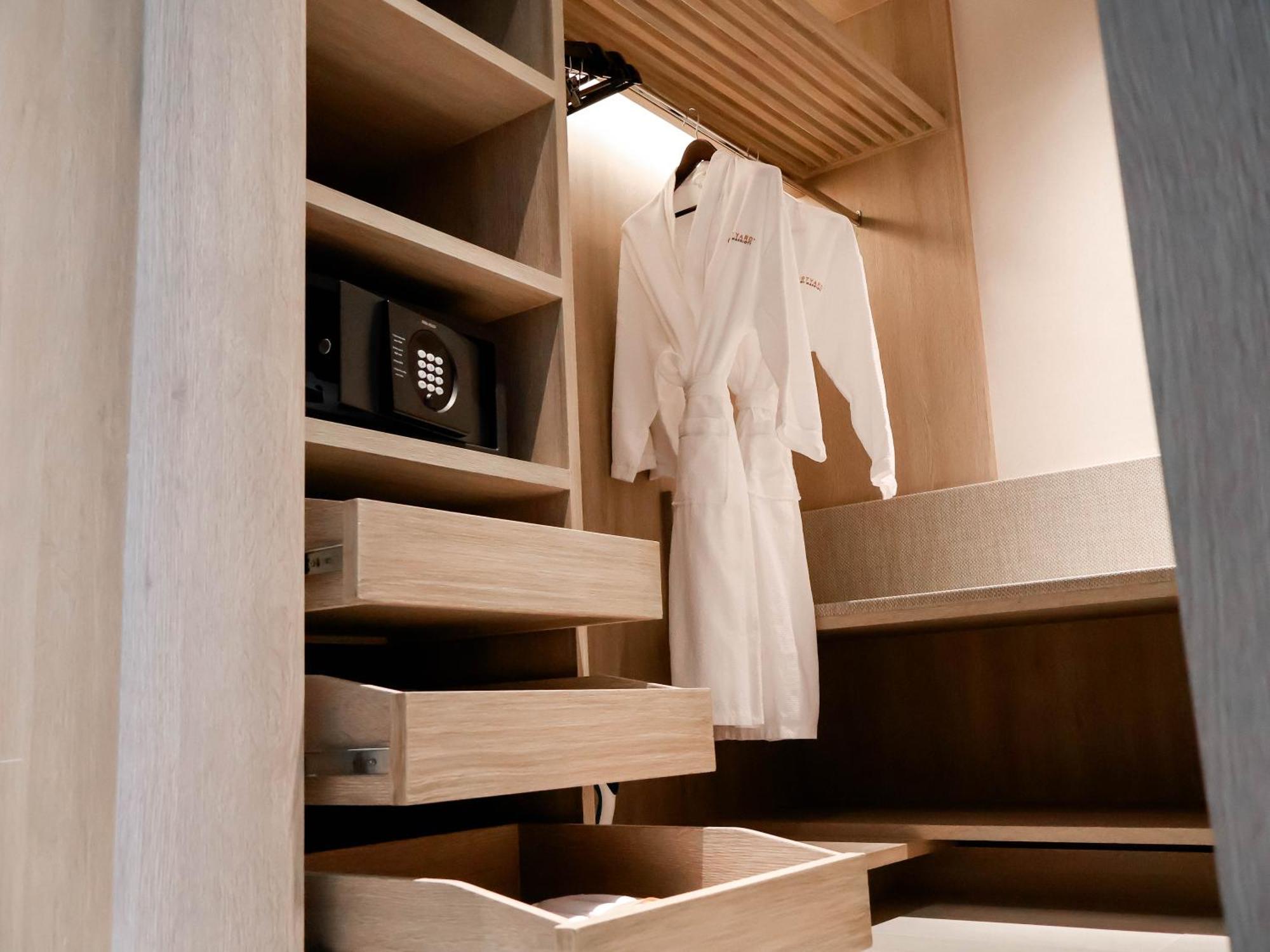 Courtyard By Marriott Bangkok Suvarnabhumi Airport Bagian luar foto