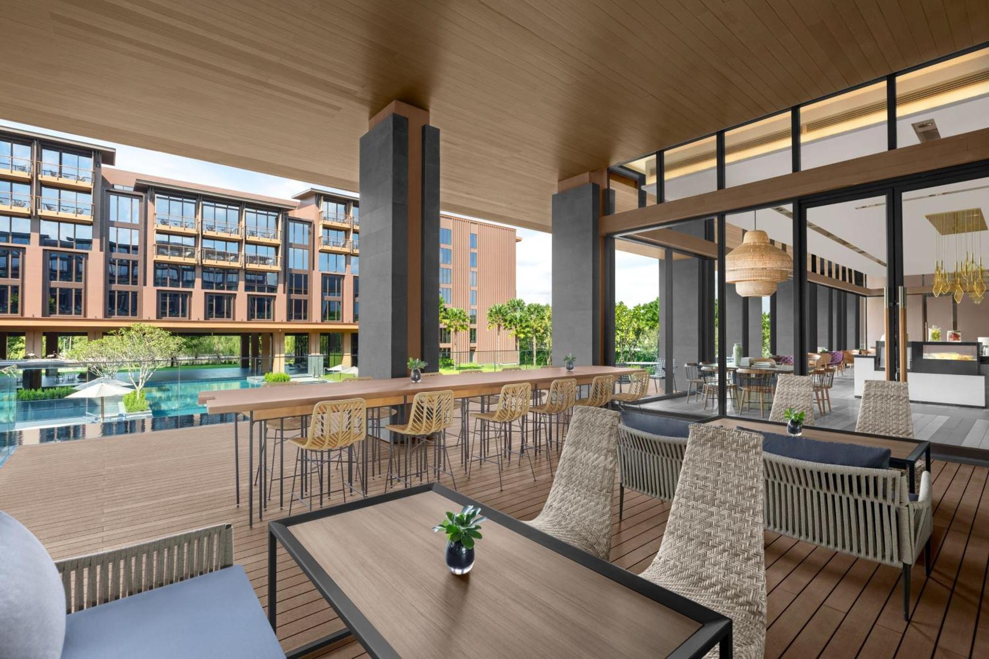 Courtyard By Marriott Bangkok Suvarnabhumi Airport Bagian luar foto