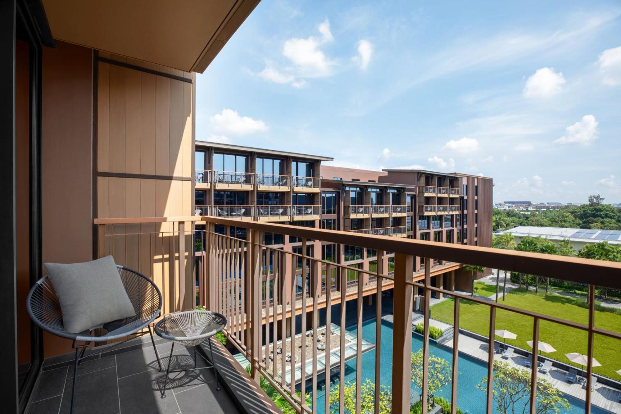 Courtyard By Marriott Bangkok Suvarnabhumi Airport Bagian luar foto