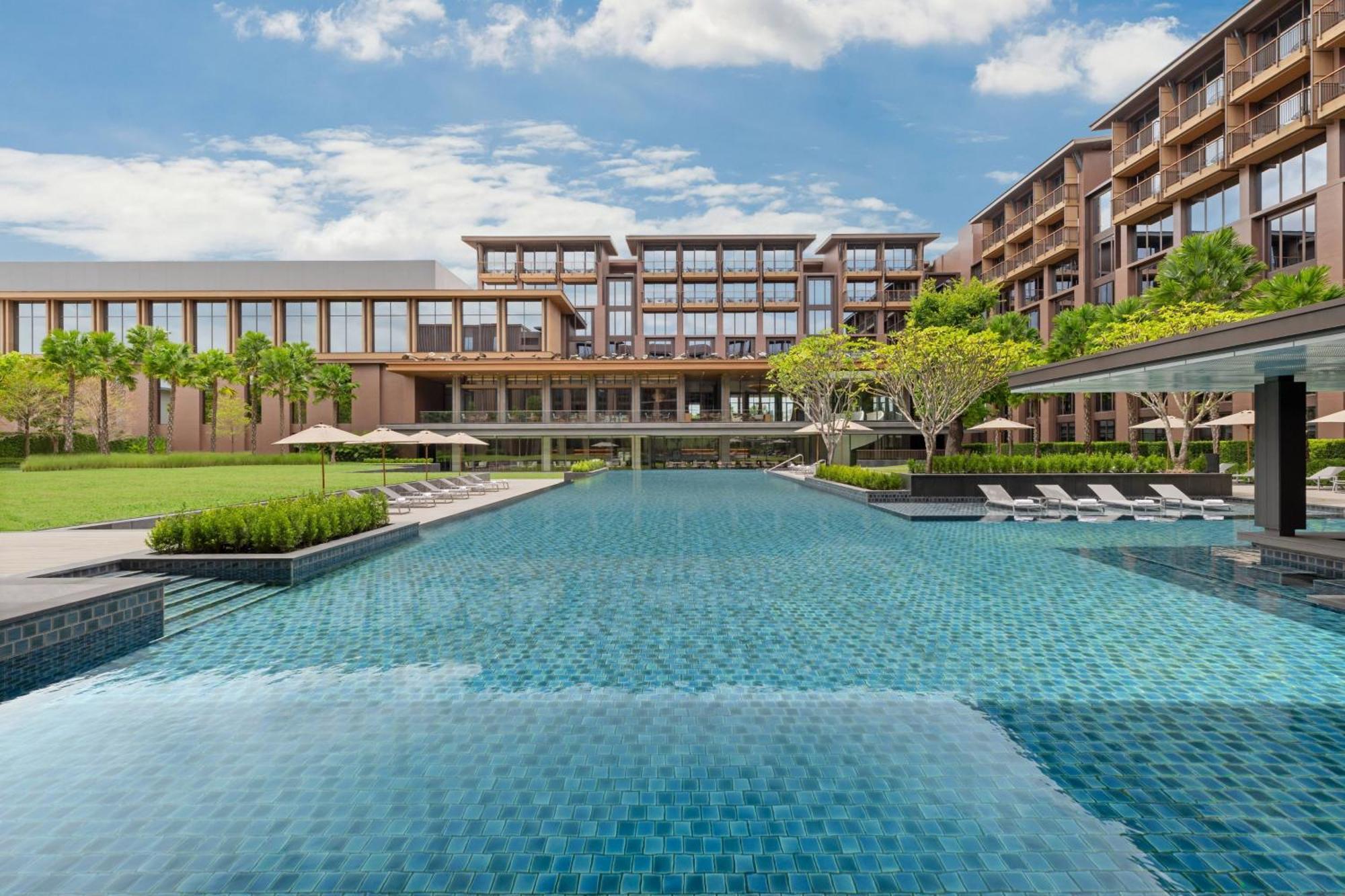 Courtyard By Marriott Bangkok Suvarnabhumi Airport Bagian luar foto