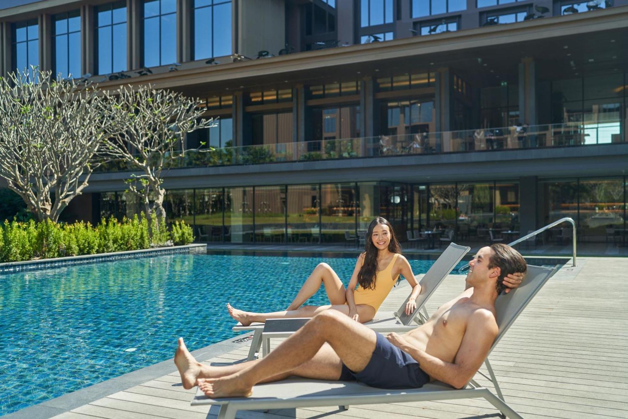 Courtyard By Marriott Bangkok Suvarnabhumi Airport Bagian luar foto
