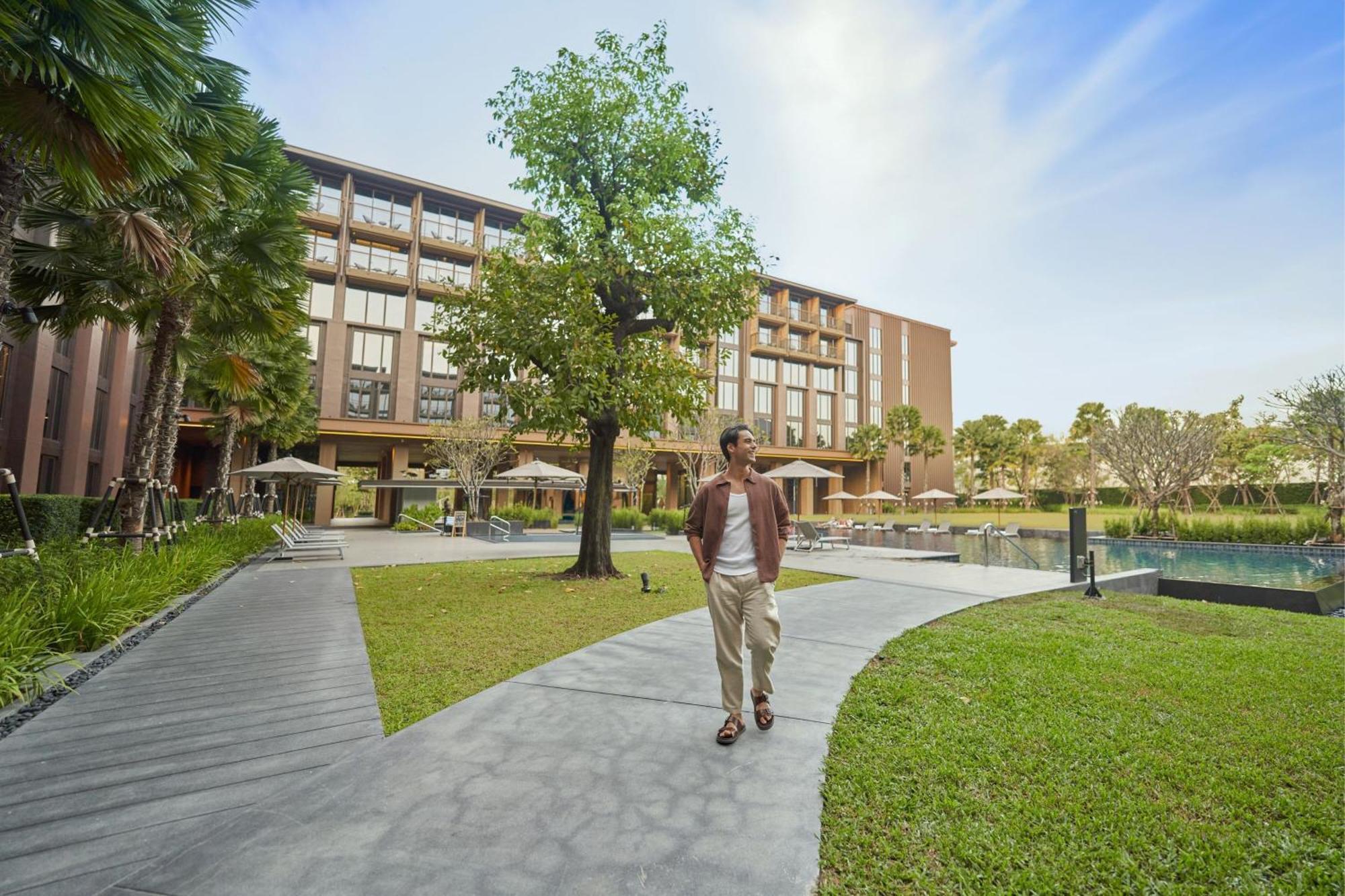 Courtyard By Marriott Bangkok Suvarnabhumi Airport Bagian luar foto