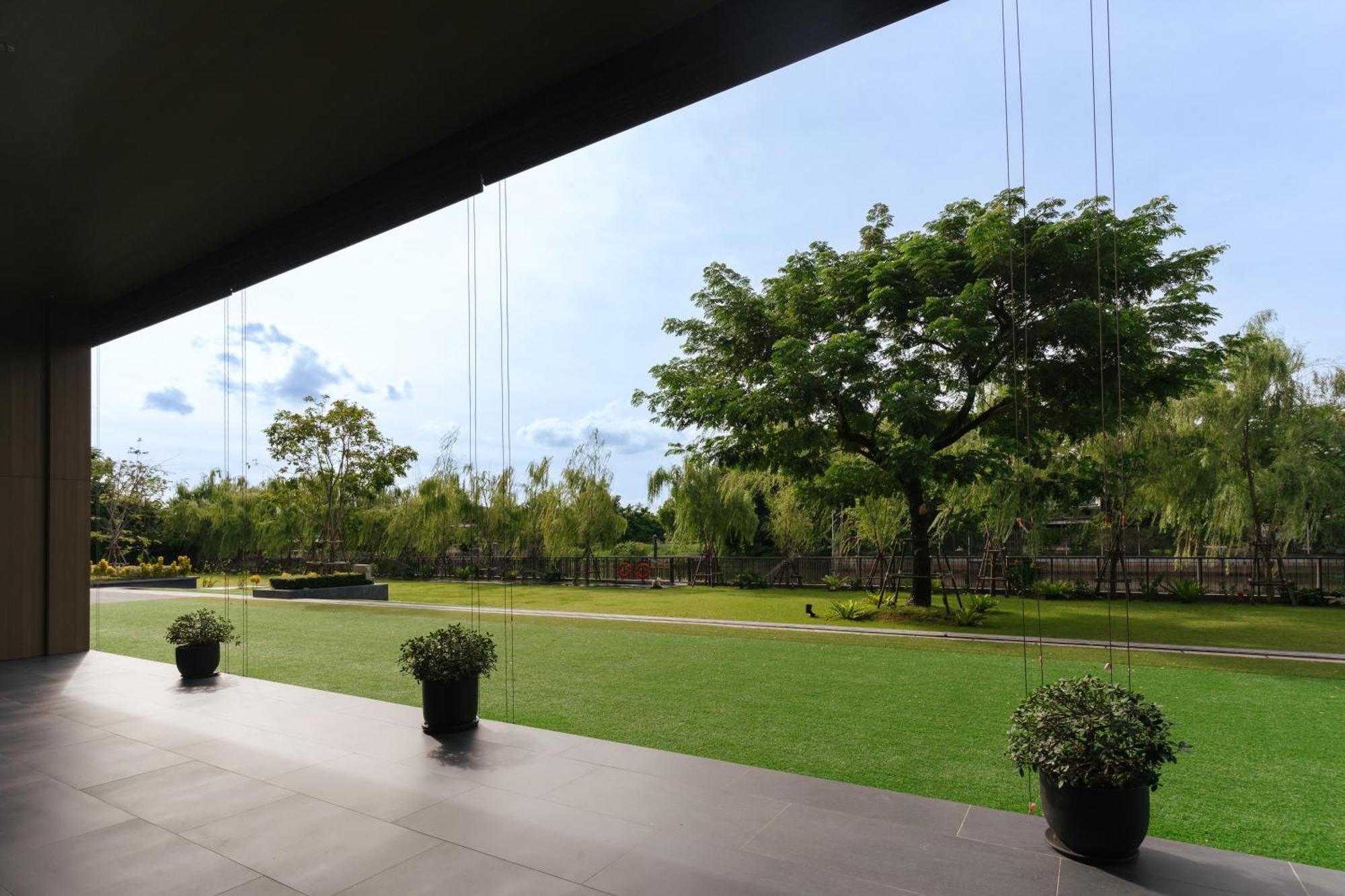 Courtyard By Marriott Bangkok Suvarnabhumi Airport Bagian luar foto