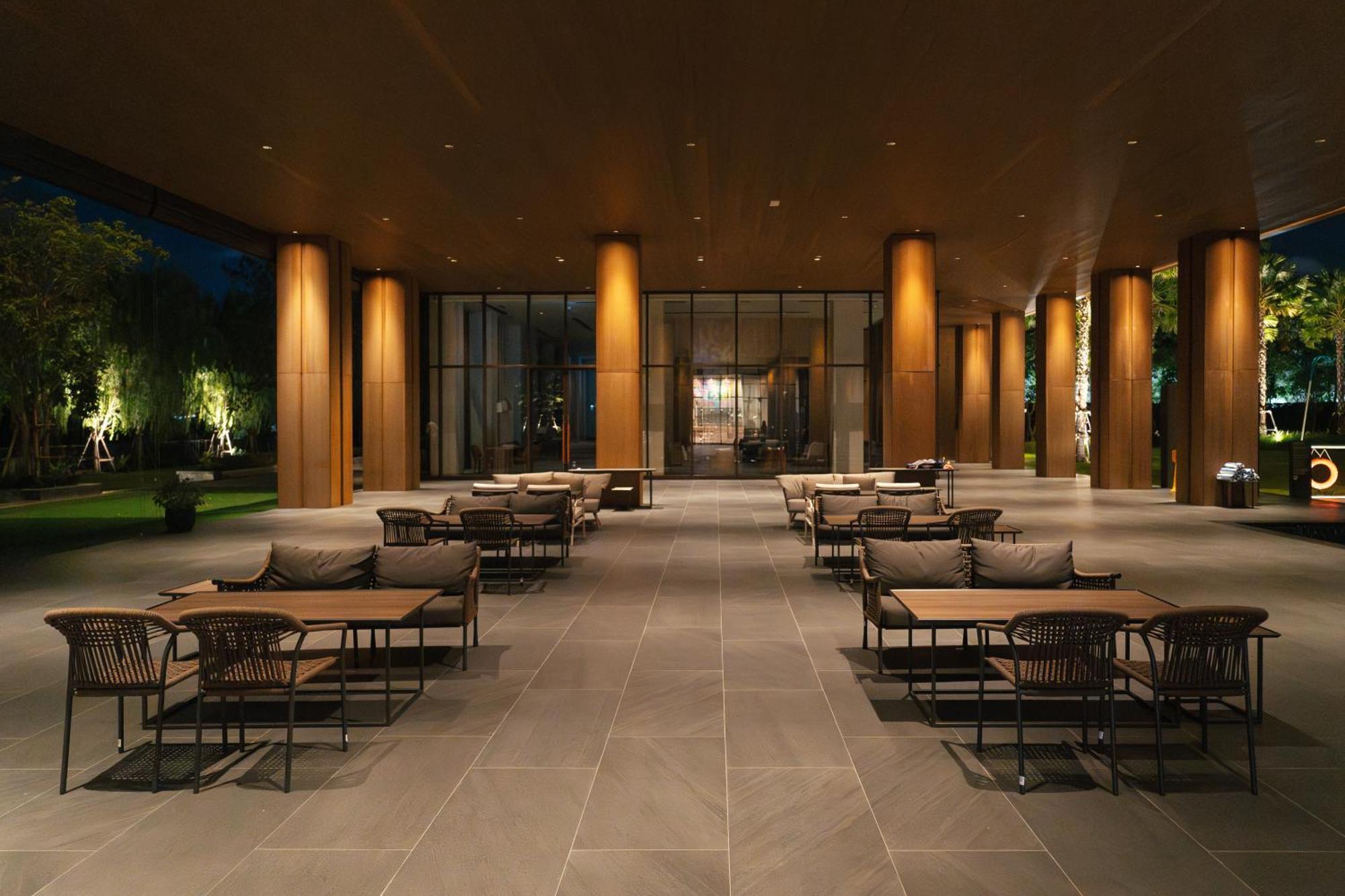 Courtyard By Marriott Bangkok Suvarnabhumi Airport Bagian luar foto