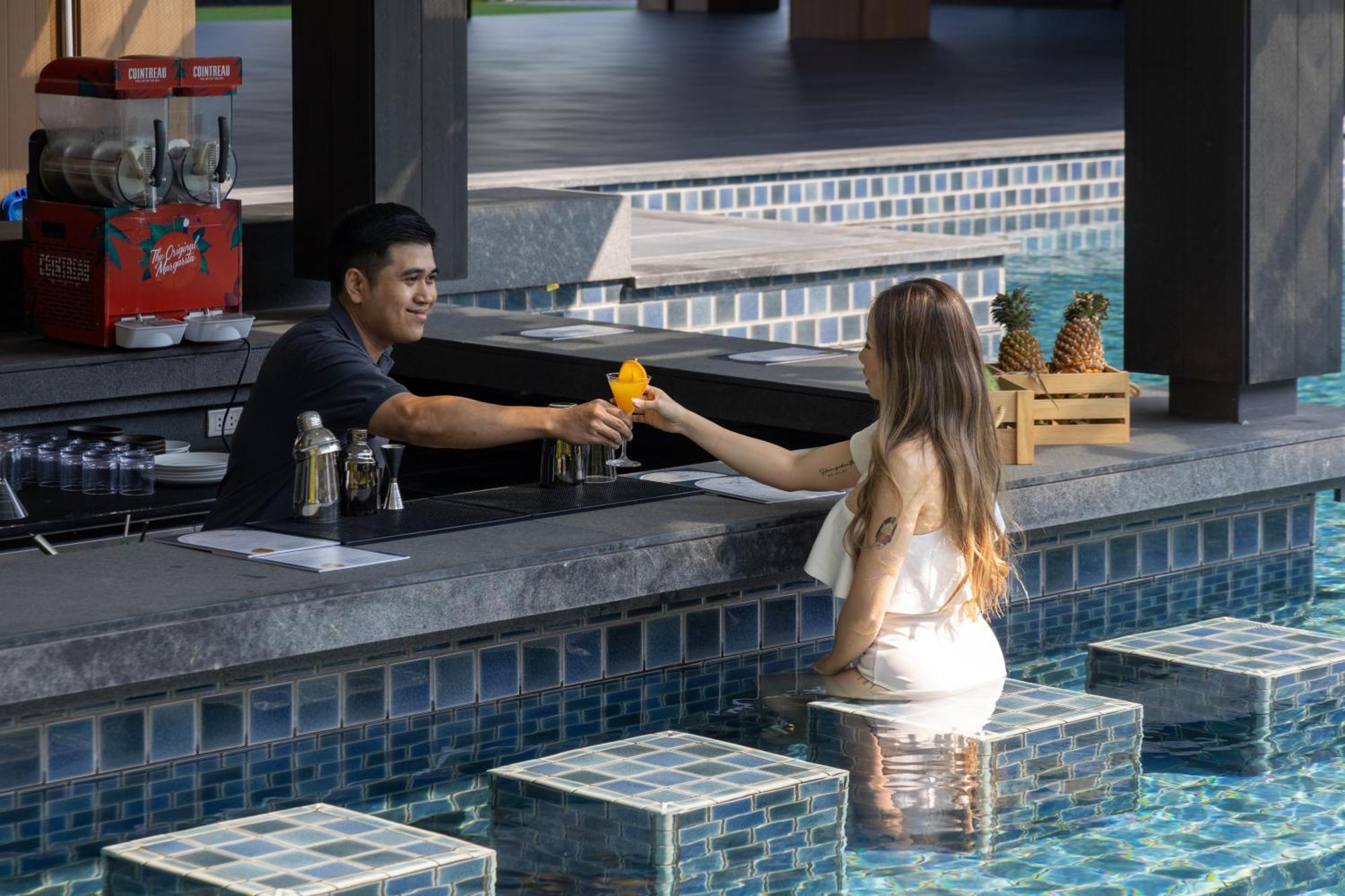 Courtyard By Marriott Bangkok Suvarnabhumi Airport Bagian luar foto