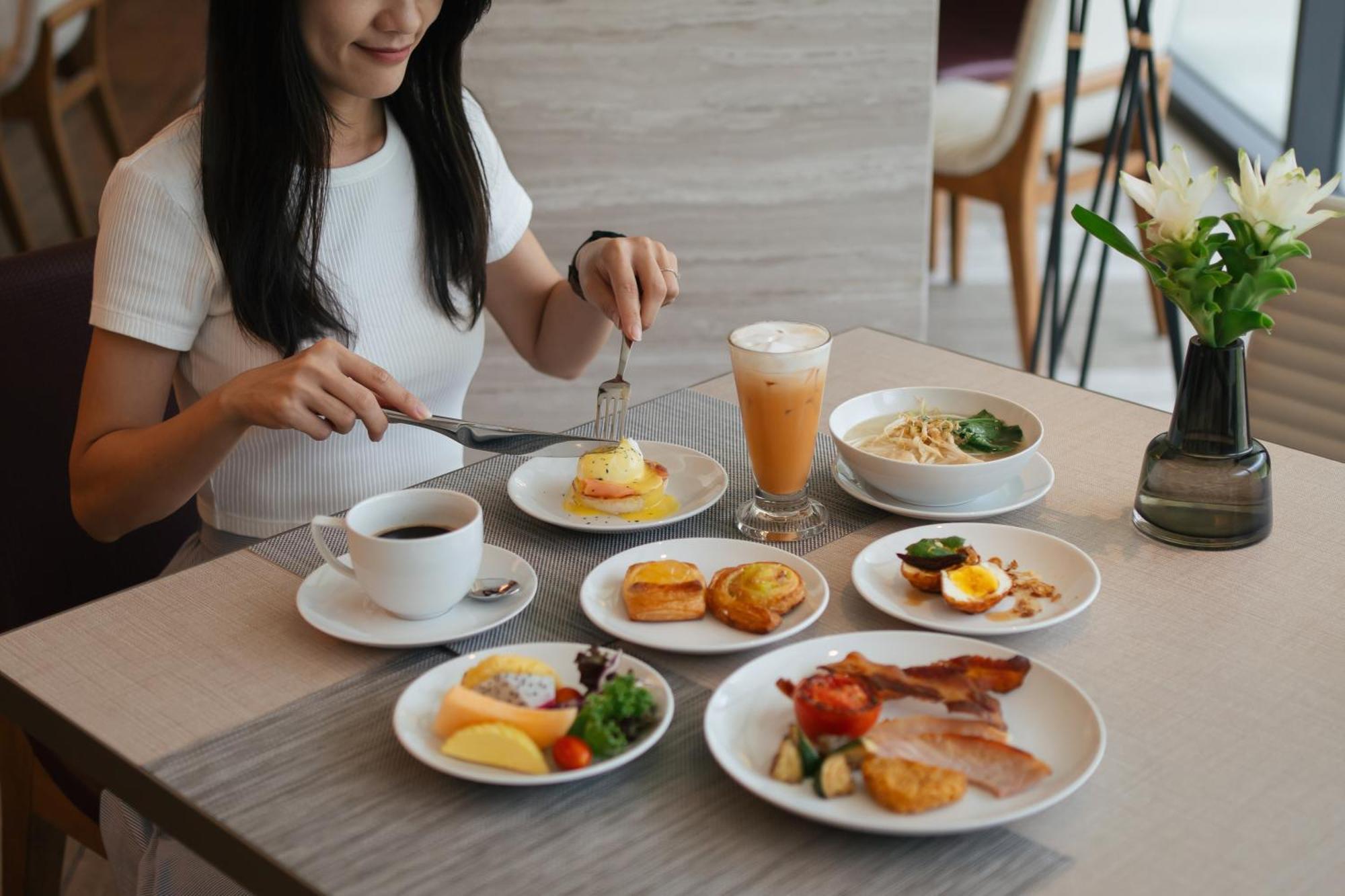 Courtyard By Marriott Bangkok Suvarnabhumi Airport Bagian luar foto