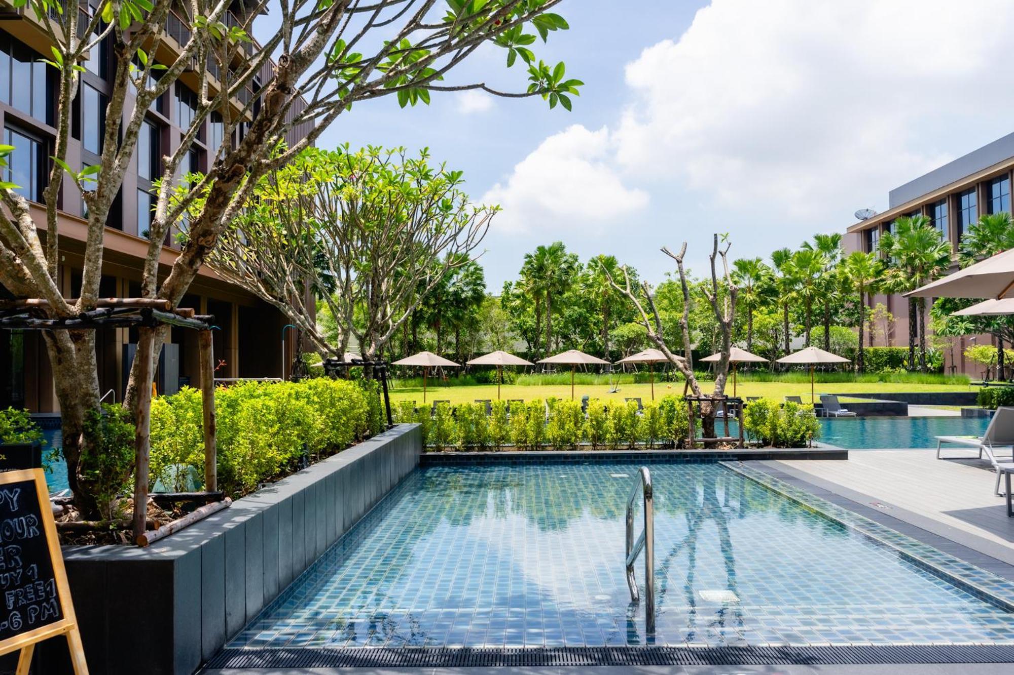Courtyard By Marriott Bangkok Suvarnabhumi Airport Bagian luar foto