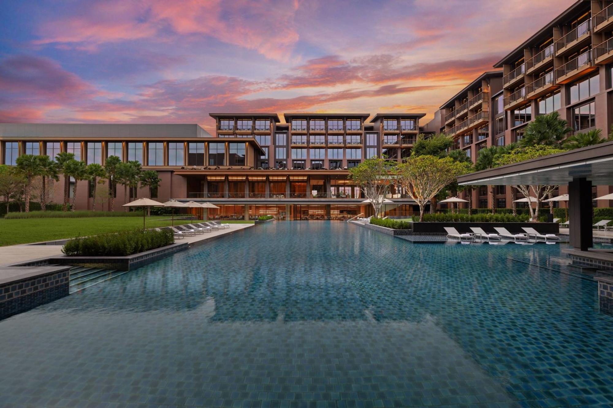 Courtyard By Marriott Bangkok Suvarnabhumi Airport Bagian luar foto