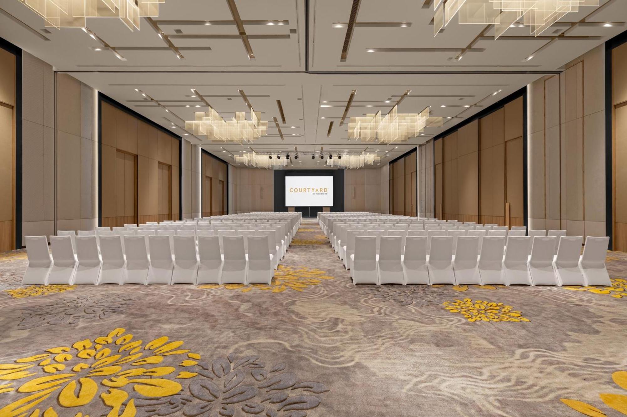 Courtyard By Marriott Bangkok Suvarnabhumi Airport Bagian luar foto