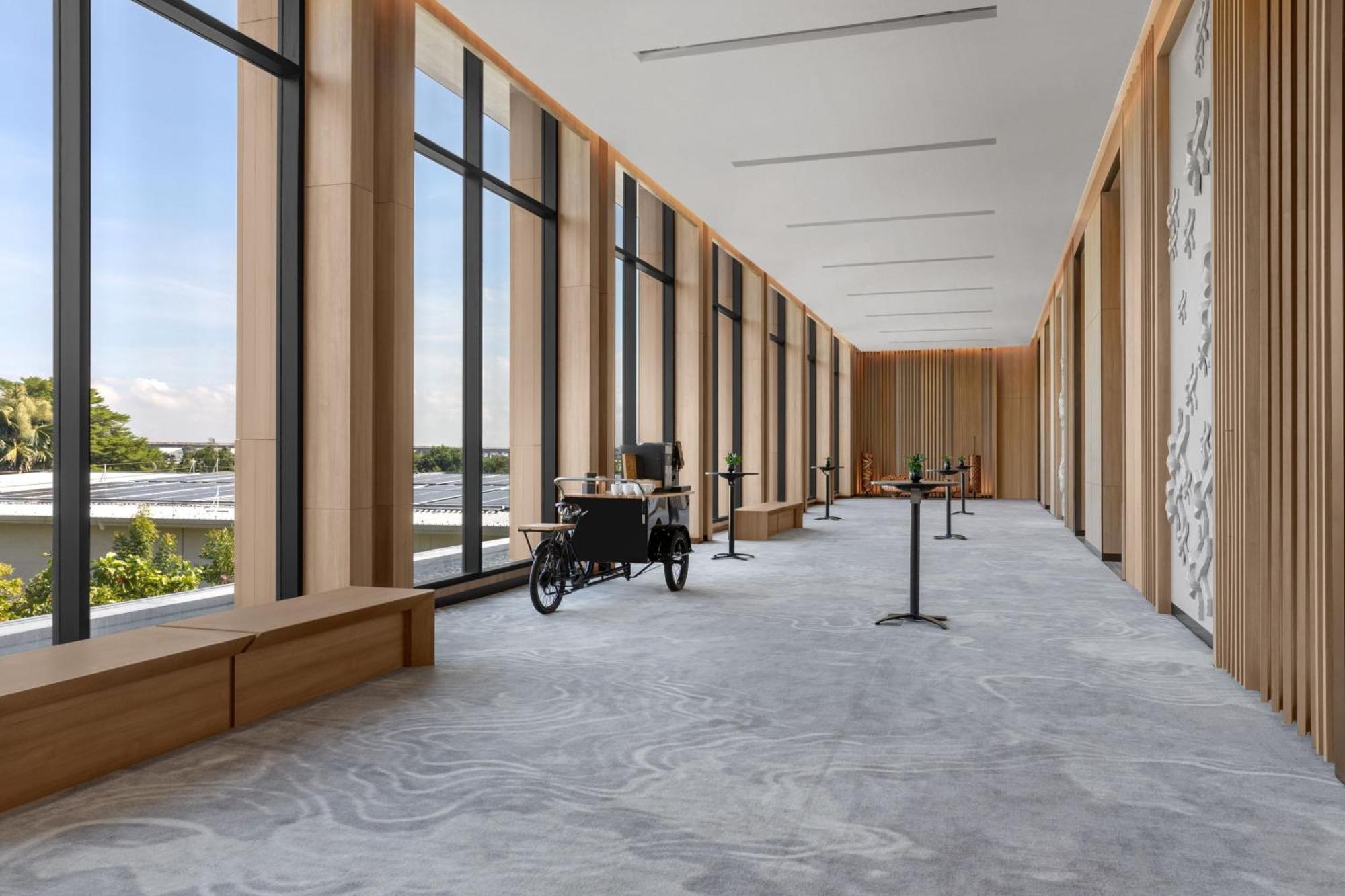 Courtyard By Marriott Bangkok Suvarnabhumi Airport Bagian luar foto